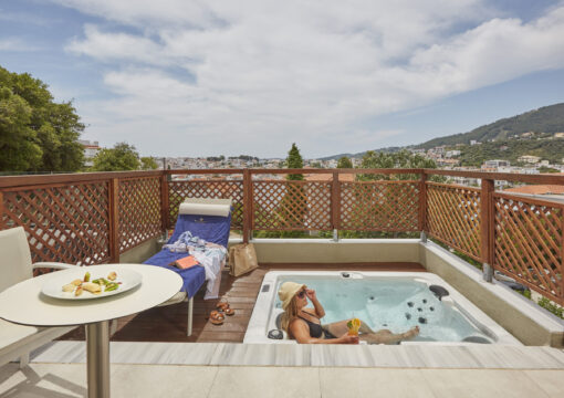 Executive Suite With Outdoor Jacuzzi